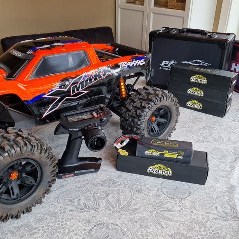 Ubrukt Traxxas X-Maxx 8S Radiostyrt bil med MASSE option deler selges