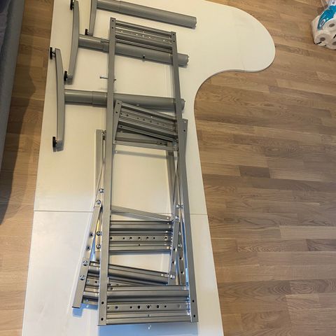 IKEA Galant skrivebord/arbeidsbord. Regulerbar høyde.