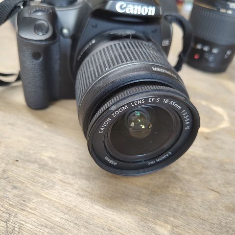 Canon EOS 450D med to objektiv.