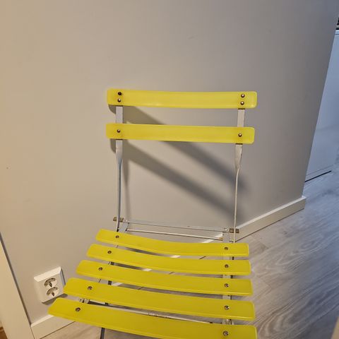 To stilige gule klappstoler til salgs