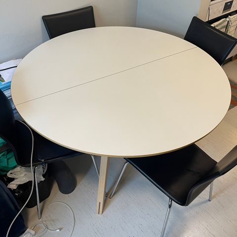 Rundt spisebord med 4 stoler fra Bolia Ø123,5