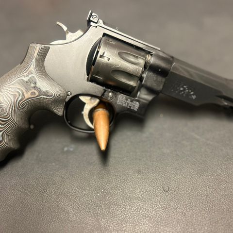Smith & Wesson M327 MP R8 357 Magnum. Performance Center