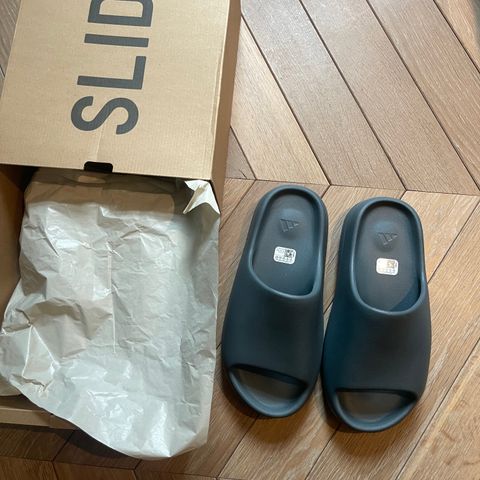 Adidas Yeezy slide