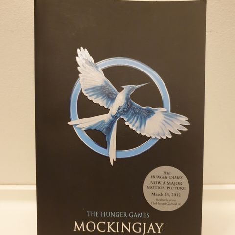 Suzanne Collins "Mockingjay"- THE HUNGER GAMES