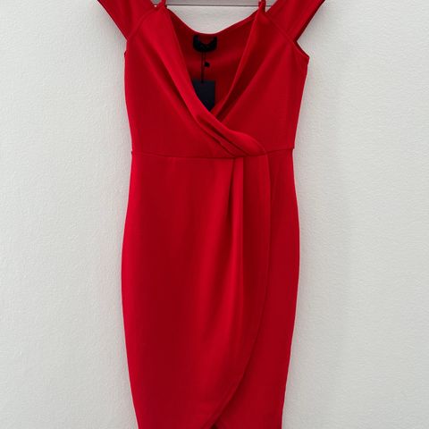 Elegant rød kjole NY med tagg