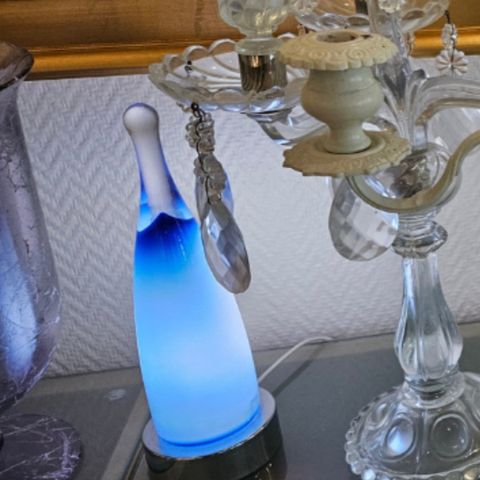 Selger en iøynefallende blå glass lampe