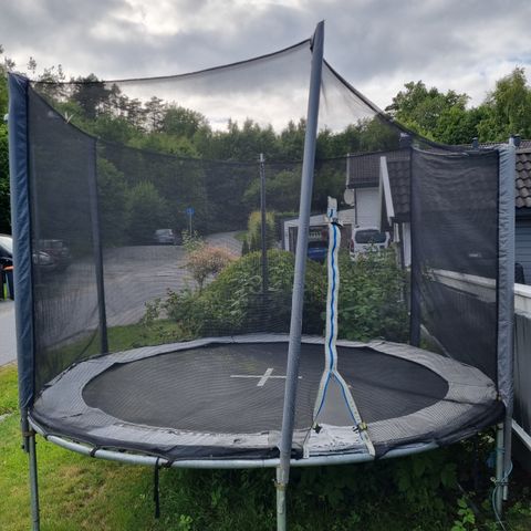 Mellomstor trampoline