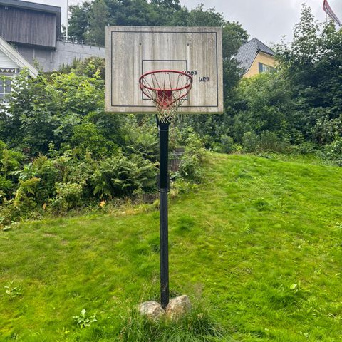 Basketball stand