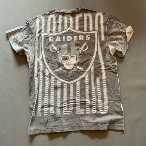 NFL Las Vegas Raiders t-skjorte fra Mtichelll & Ness str. Medium selges