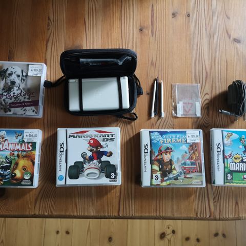 Nintendo DS lite hvit, med 3 penner, lader, etui, og 5 DS-spill