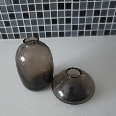 To Vintage små vaser i røykfarget glass