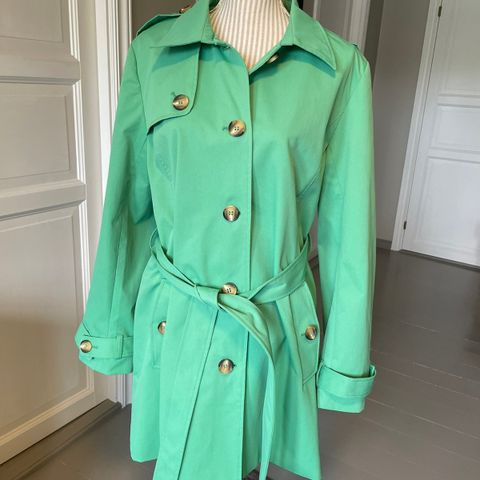 Pen trenchcoat med fine detaljer str. 44