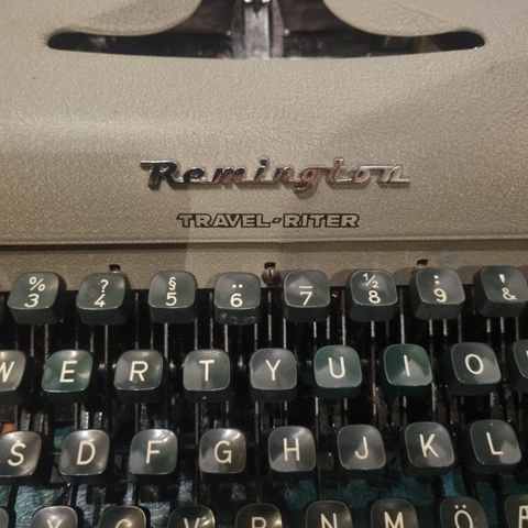 Remington skrivemaskin i koffert.