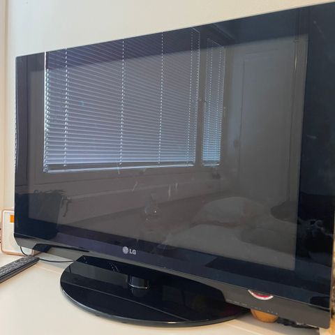 32" LG TV