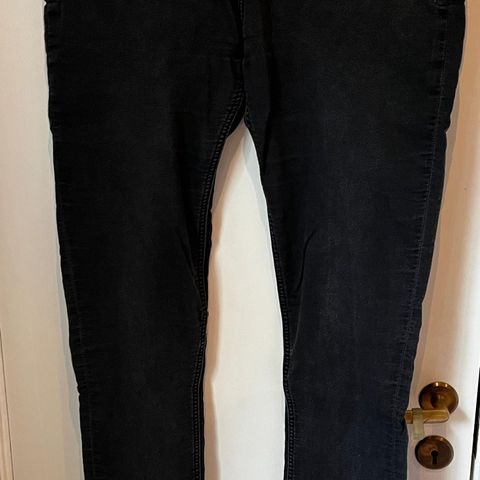 Pent brukte jeans fra Tommy Hilfiger - str. 32/32