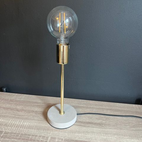 Pent brukt bordlampe