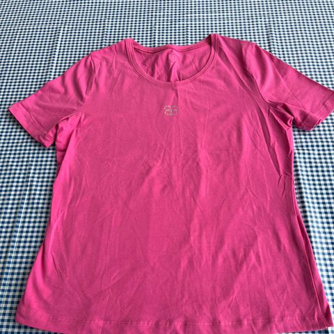 Basler T-skjorte, rosa, BB i «diamanter» foran