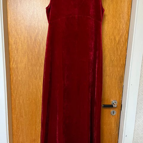 Nydelig lang rød kjole i velur til jente str 152