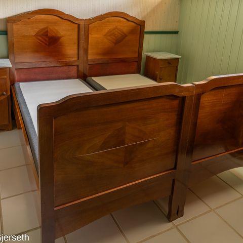 Flott ca 100 år gammel, dobbeltseng med nattbord og kommode med speil