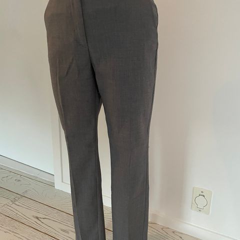 Koksgrå bukse med «perfekt» passform, som ny str 40