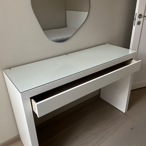 MALM sminkebord/skrivebord IKEA