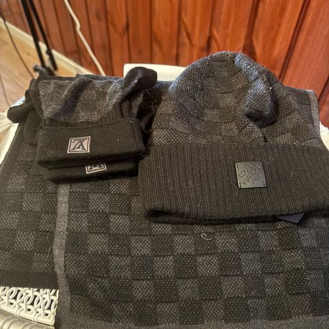 LOUIS VUITTON SKJERF HANSKER OG LUE