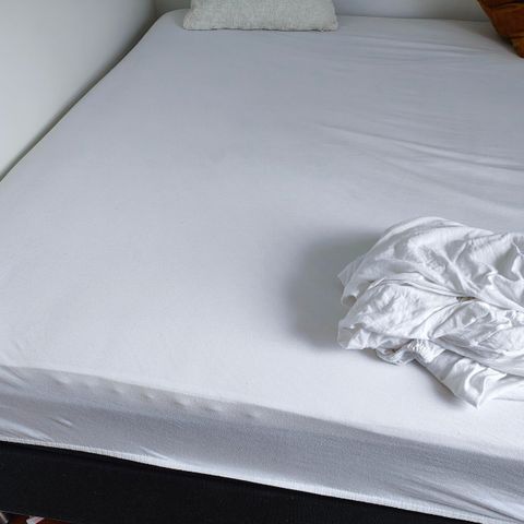 2 white fitted sheets 150x200