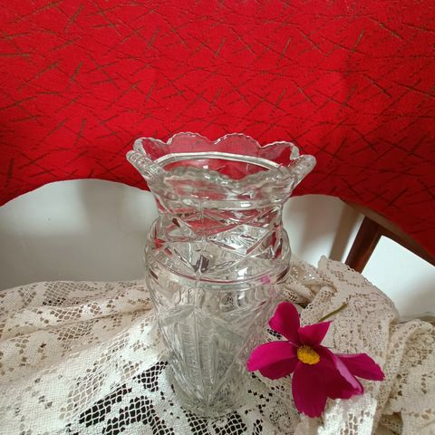 Flott gammel pressglass vase