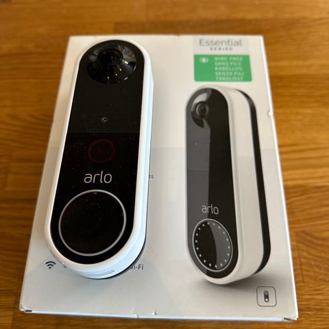 Arlo essential trådløs ringeklokke med kamera og 2 chime inne deler