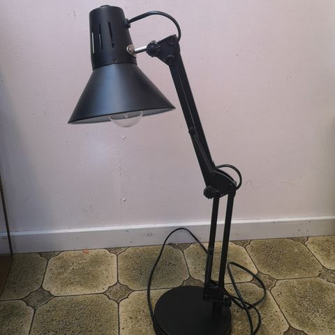 Svart bordlampe