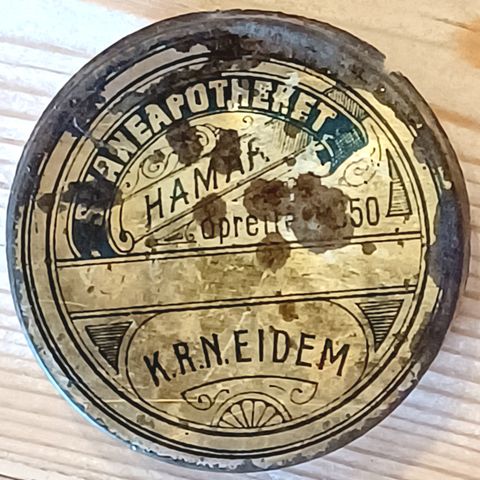 Liten gammel boks med salve fra Svaneapotheket, Hamar