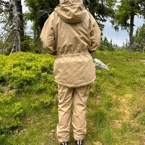 Fjellreven «Lady», jakke, bukse, turdress/jaktdress. Khaki, str. M