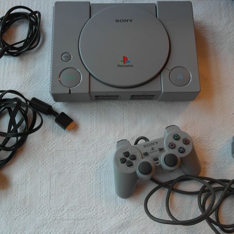 Komplett PlayStation (1) i fin tilstand med kontroll og spill