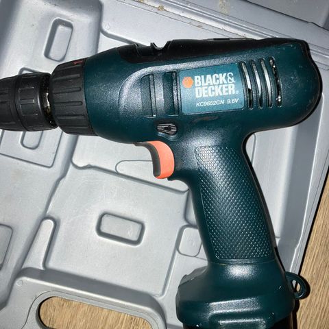 Black & Decker drill m lader og 2 batterier