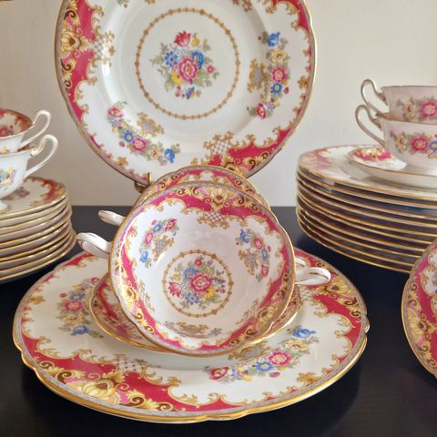 Shelley Sheraton
Fine bone china servise til 12 per