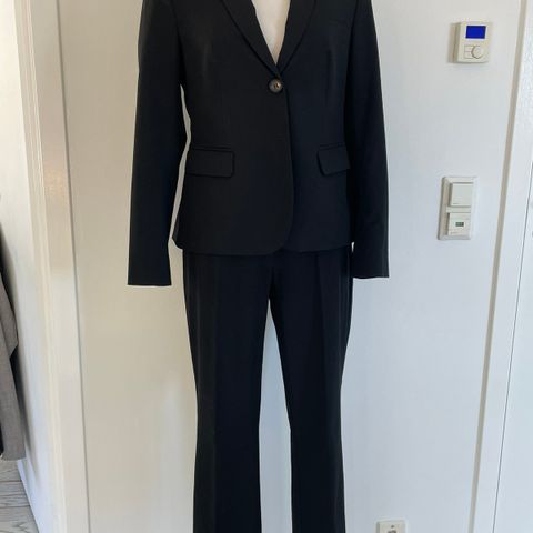 Klassisk dress (bukse og jakke) fra Hallhuber strl M