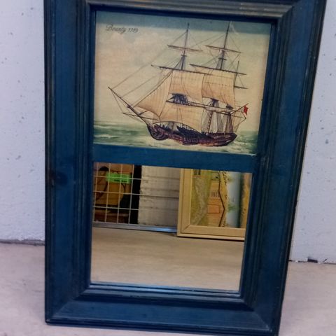 Gammel speil med båt