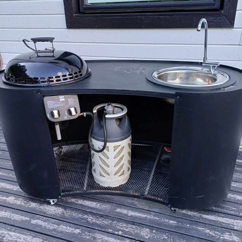 Moderne utegrill med integrert vask