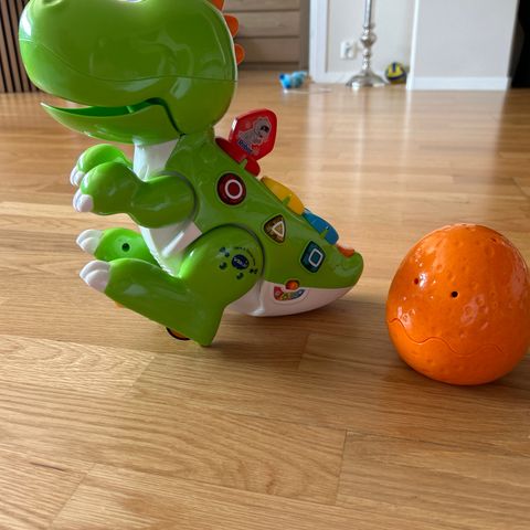 Dinosaur med egg selges