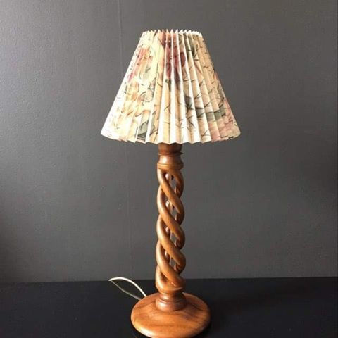 Vintage lampe i tre :) Plisset skjerm.