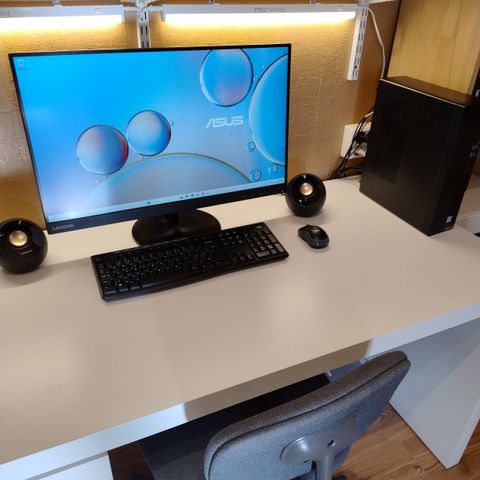 Stasjonær PC med 27" skjerm, tastatur, mus og høyttalere