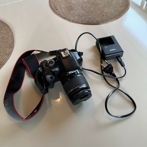 Canon EOS1100D med lader