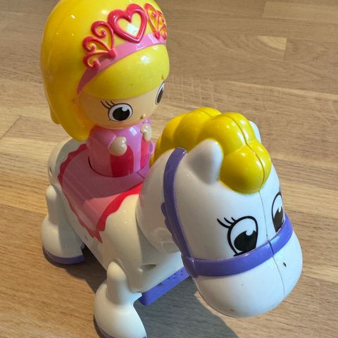 Prinsesse og hest som går og lager lyd