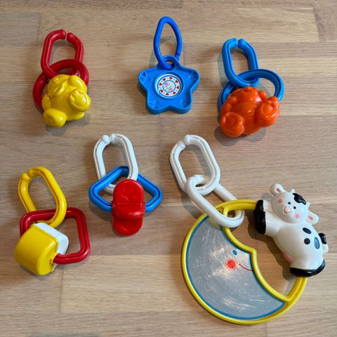 Kjekke leker til å feste på babygym ol.