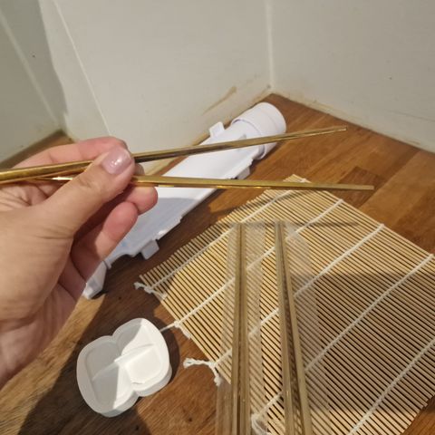 Sushi maker/shishisett med tre metall Spisepinner