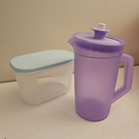 Mugge og liten gjennomsiktig boks fra tupperware