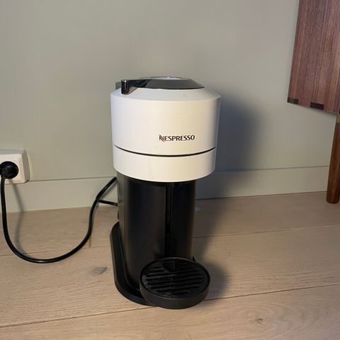 Nespresso Vertuo Next D hvit kaffemaskin selges