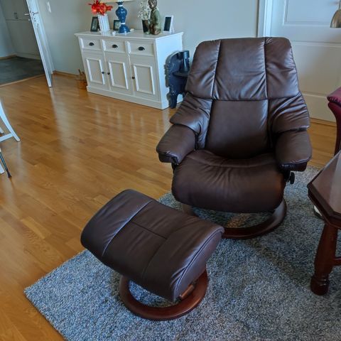 Ekornes Stressless med krakk mørk brun