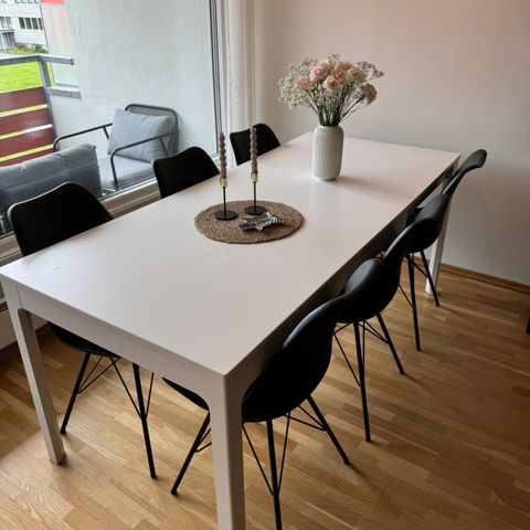Uttrekkbart spisebord fra IKEA (Ekedalen)selges