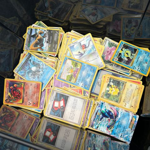 Flere hundre pokemon kort selges (inkludert noen eldre/sjeldne)